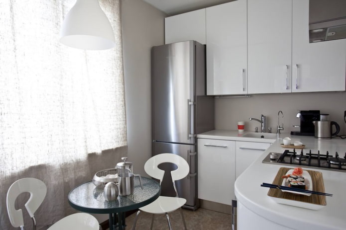 geladeira em uma cozinha de 5 m²