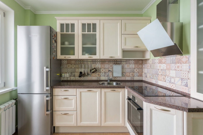 geladeira em uma cozinha de 5 m²