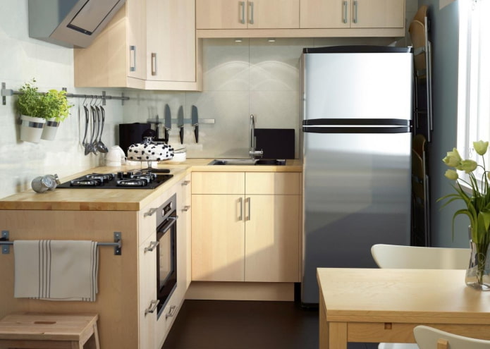 geladeira em uma cozinha de 5 m²