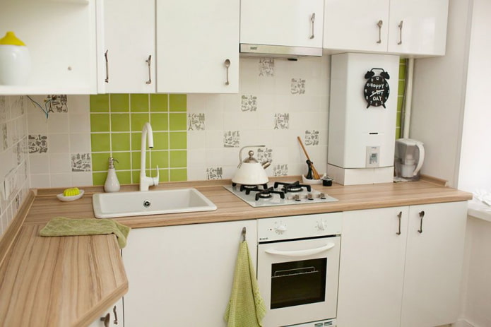 área de cozinha de 5 m² com aquecedor de água a gás