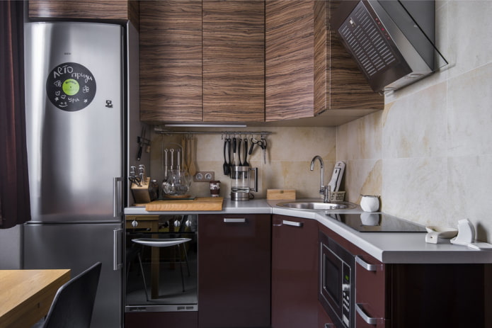 área da cozinha de 6 metros quadrados com geladeira