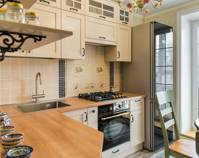 geladeira em uma cozinha de 8 m²