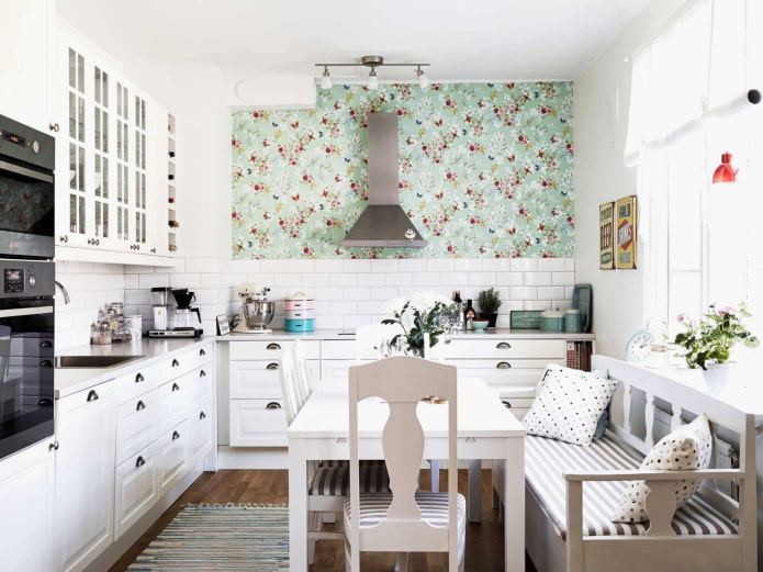 área de cozinha de 8 m² em estilo provençal