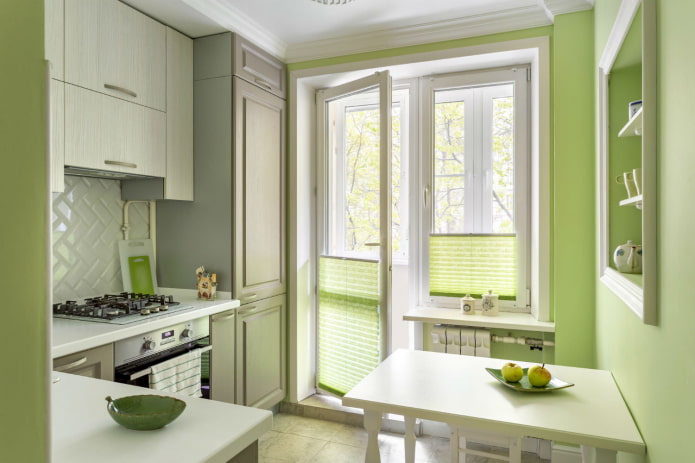 interior da cozinha de 8 m² com varanda