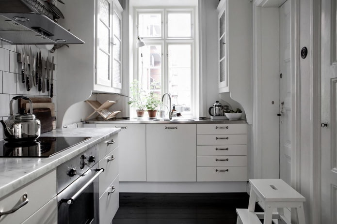 interior da cozinha de 8 m² com janela