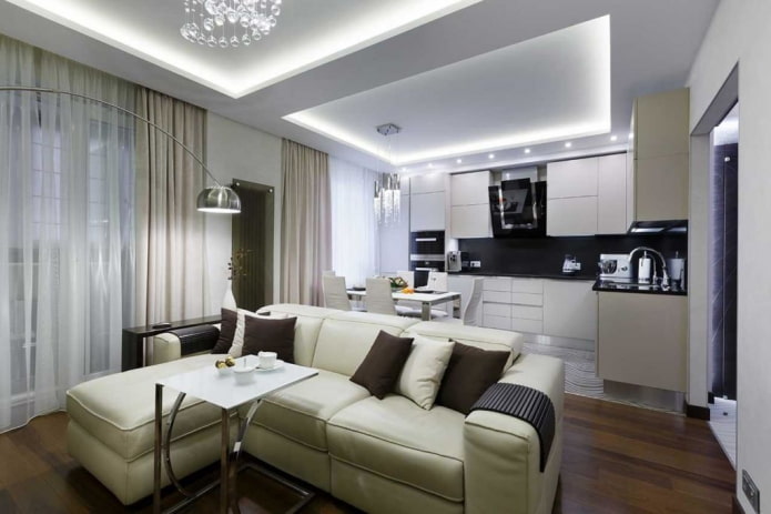 cozinha-sala de estar 20 m² com um sofá perto da janela