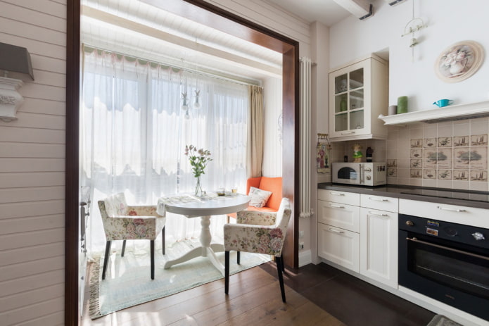 móveis no interior de uma cozinha combinada com uma loggia