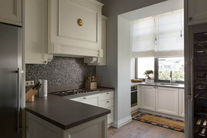 móveis no interior de uma cozinha combinada com uma loggia