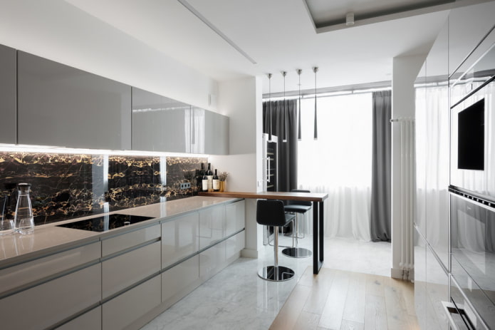 móveis no interior de uma cozinha combinada com uma loggia