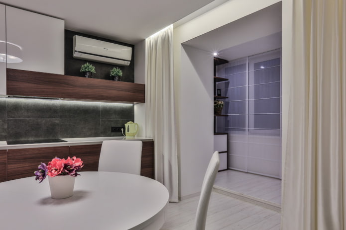 cortinas no interior da cozinha combinadas com a loggia