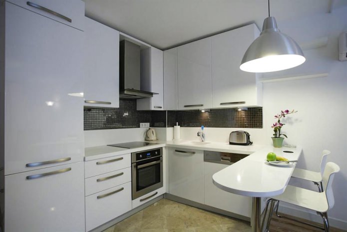Design de uma cozinha de canto com balcão de bar