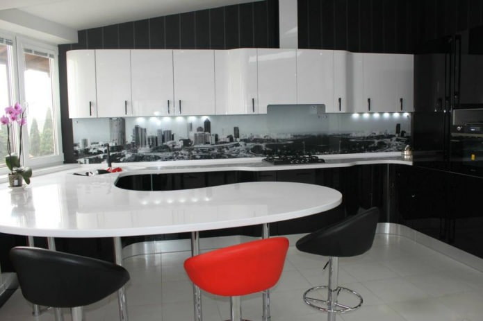 papel de parede listrado escuro no interior da cozinha com um conjunto preto e branco