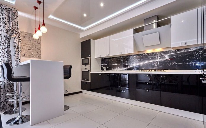 papel de parede claro no interior da cozinha com um conjunto preto e branco