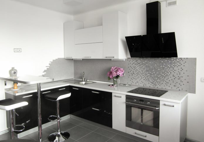 cozinha moderna com móveis em preto e branco 
