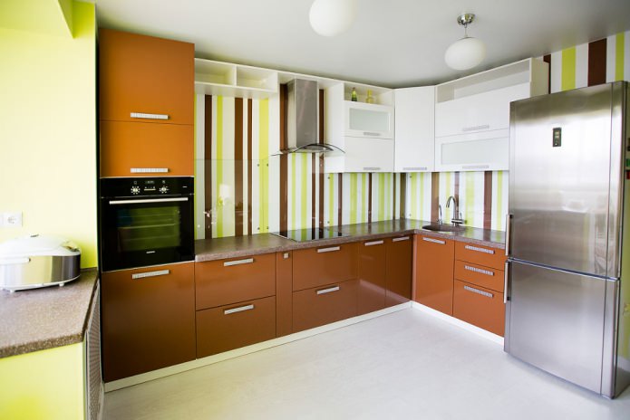 interior de cozinha elegante e iluminado com papel de parede listrado verde