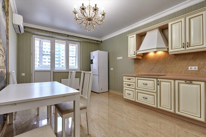 Papel de parede verde na cozinha em estilo clássico