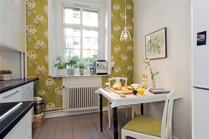 Papel de parede verde com padrão floral no design da cozinha em estilo escandinavo