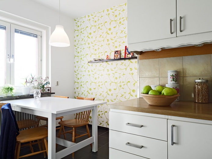 Papel de parede branco e verde com ornamento floral no design da cozinha