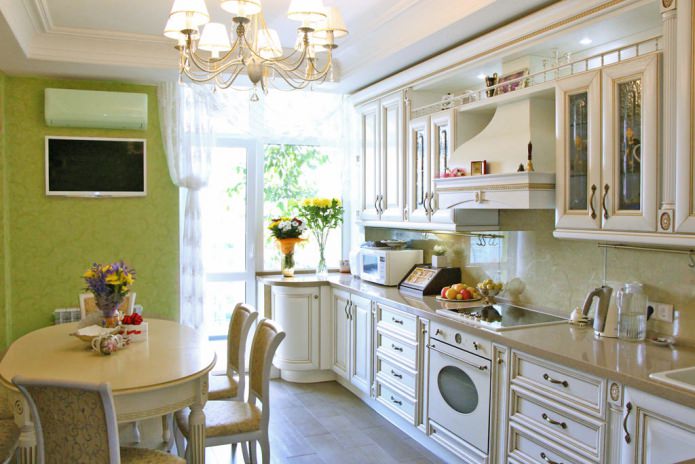 Papel de parede verde no interior da cozinha em estilo clássico