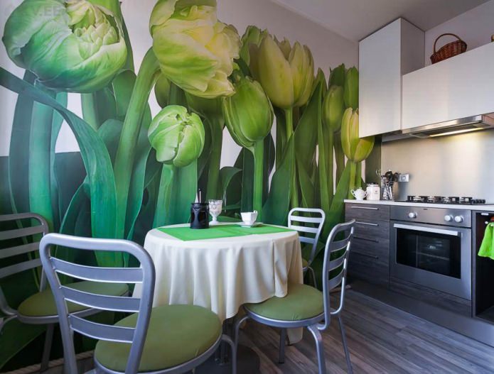 Papel de parede fotográfico verde com tulipas no design da cozinha