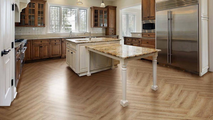 linóleo sob o parquet na cozinha