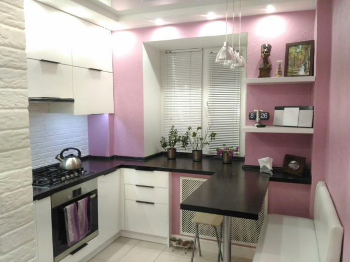 cozinha branca e lilás com bancadas escuras