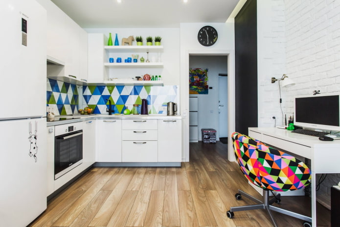 Apartamento de dois cômodos em estilo europeu com cozinha e sala de estar iluminadas