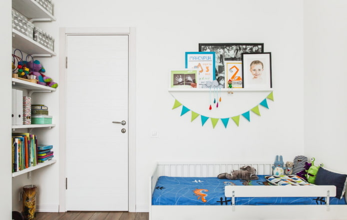 Quarto infantil em um apartamento de dois cômodos em estilo europeu