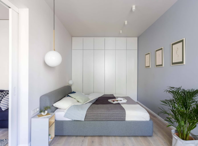 Cama e guarda-roupas ao longo de toda a parede