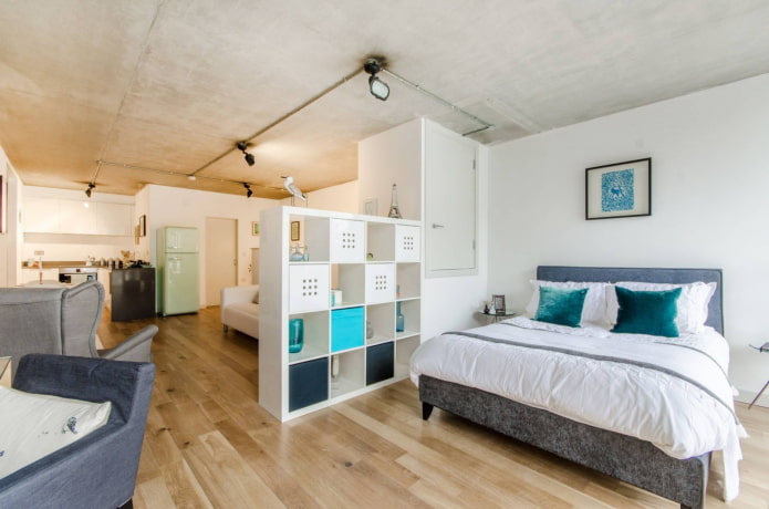 Estúdio loft com detalhes brilhantes