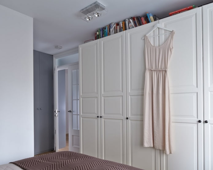 Guarda-roupa no quarto