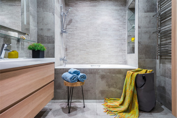 Banheiro cinza com detalhes brilhantes