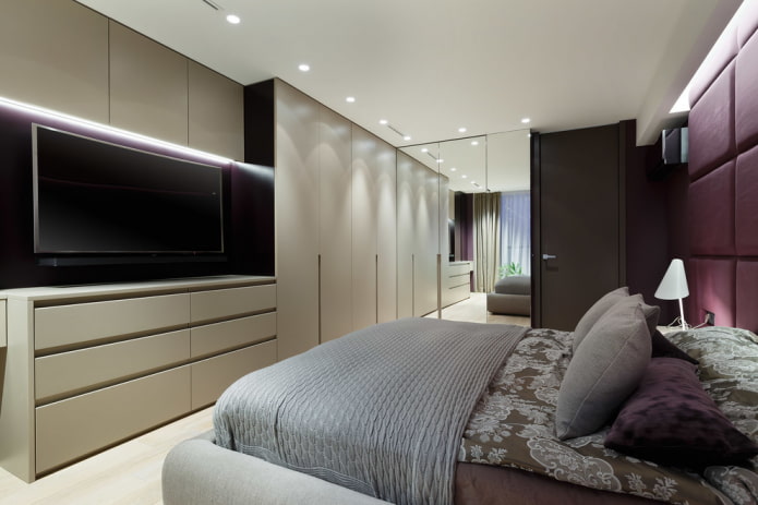 TV e guarda-roupas no quarto