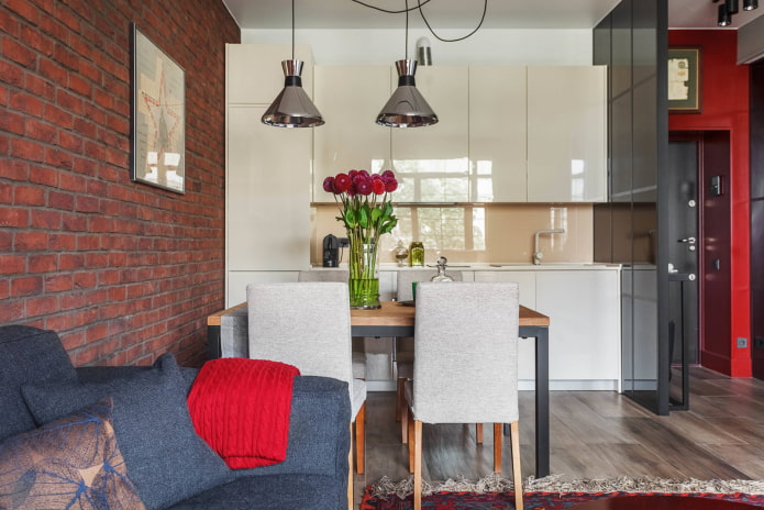 Loft com elementos vermelhos
