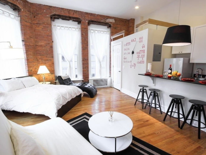 interior de apartamento estúdio com três janelas