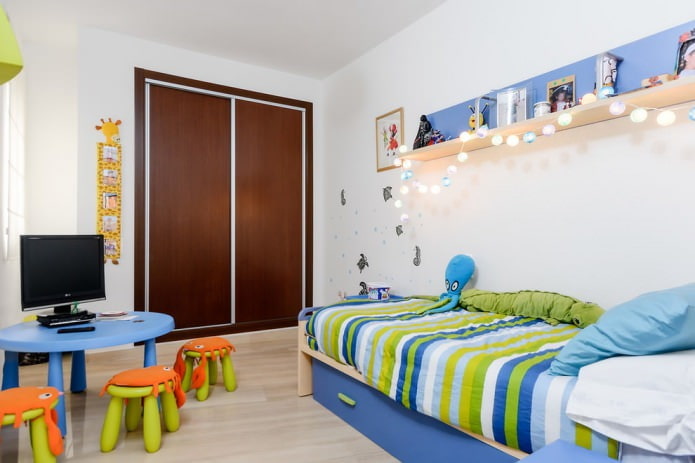 Quarto infantil moderno para um menino