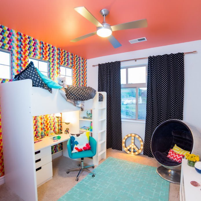 projeto de um quarto infantil com uma cama no segundo andar e uma mesa no primeiro
