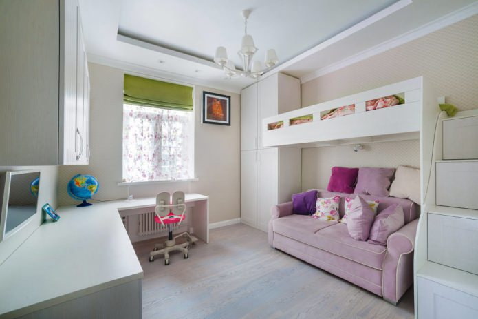 Persiana romana verde no quarto de uma menina