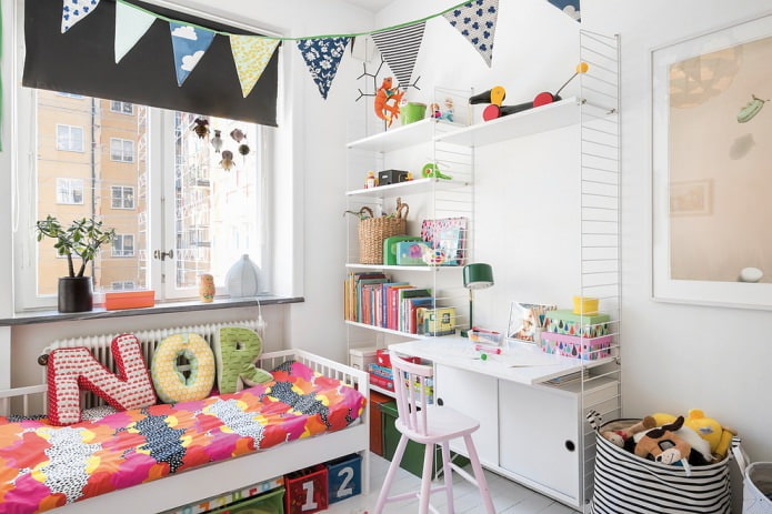 Estilo escandinavo em um quarto pequeno para uma criança