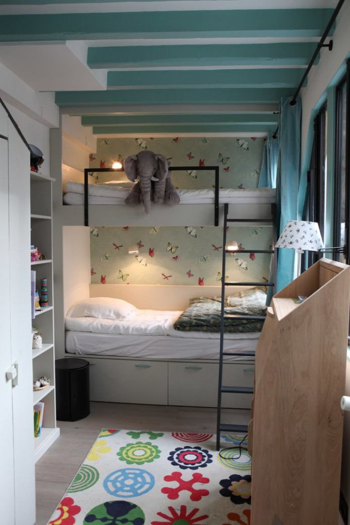 um quarto infantil para duas crianças com um beliche