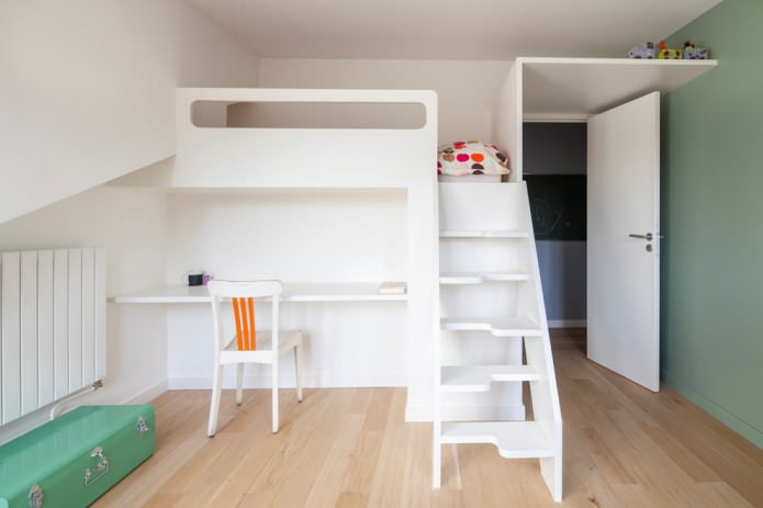 mesa e cama combinadas em um quarto infantil em branco