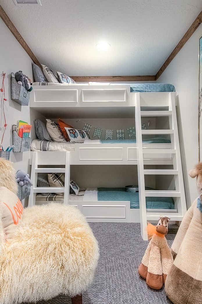 quarto infantil com cama de três camadas