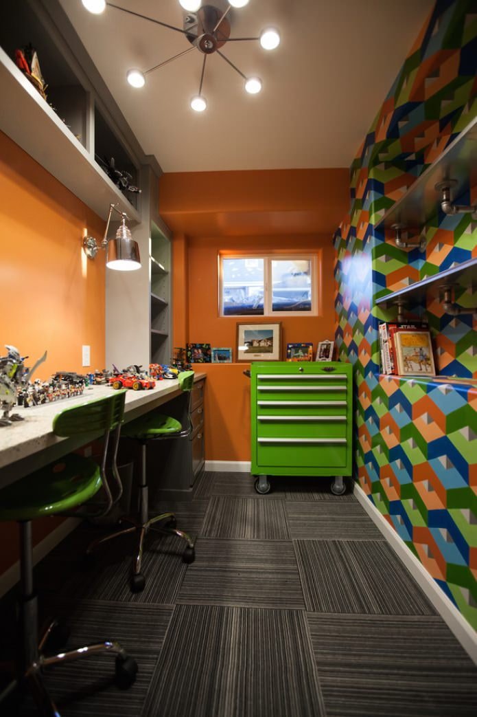 escrivaninhas em um quarto infantil para dois meninos