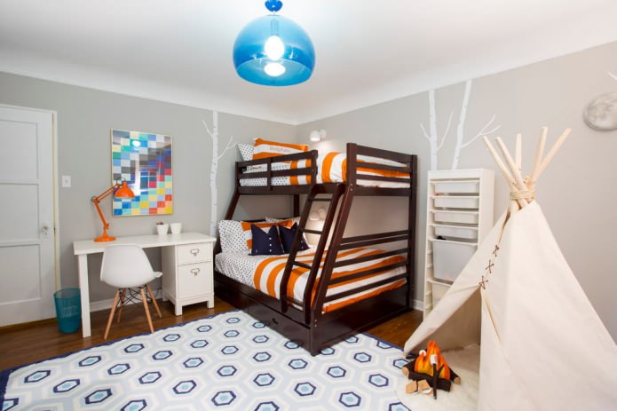 quarto pequeno para duas crianças com beliche