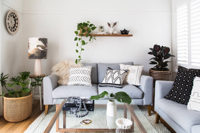 Sala de estar com muito verde