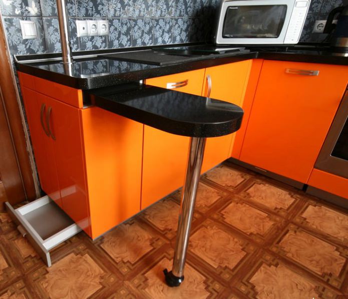 balcão de bar retrátil em uma cozinha pequena