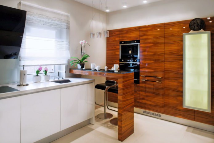 Design de uma pequena cozinha com balcão de bar