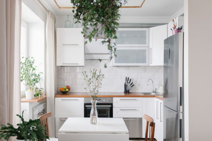 decoração e tecidos no interior de uma cozinha pequena