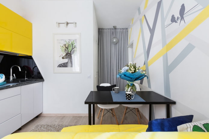 decoração e tecidos no interior de uma cozinha pequena
