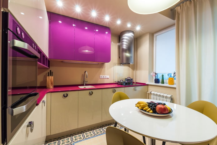 iluminação no interior de uma pequena cozinha